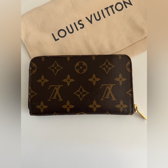 Louis Vuitton Zippy Compact Wallet in Monogram - Picture 5 of 12